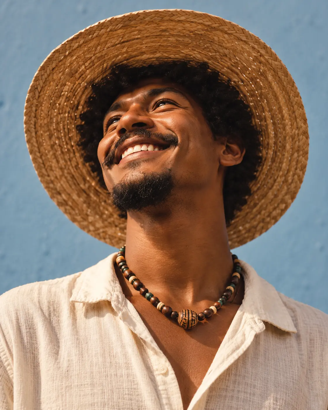 Criador de conteúdo de chapéu de palha sorrindo